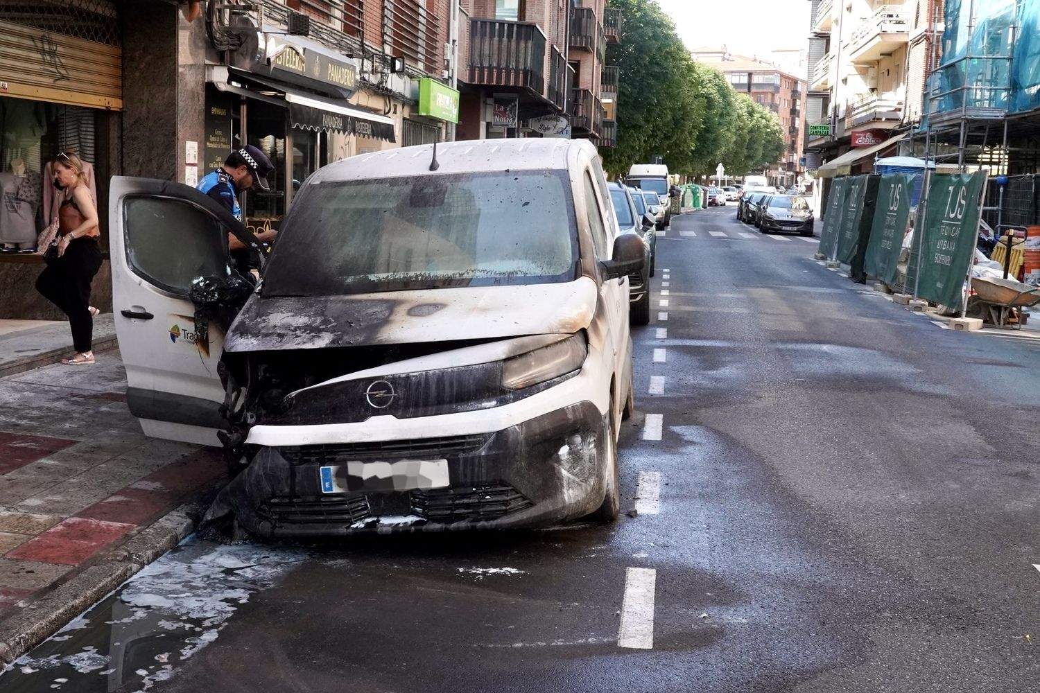 Incendio de una furgoneta estacionada en la avenida de San Mamés de León | Campillo / ICAL