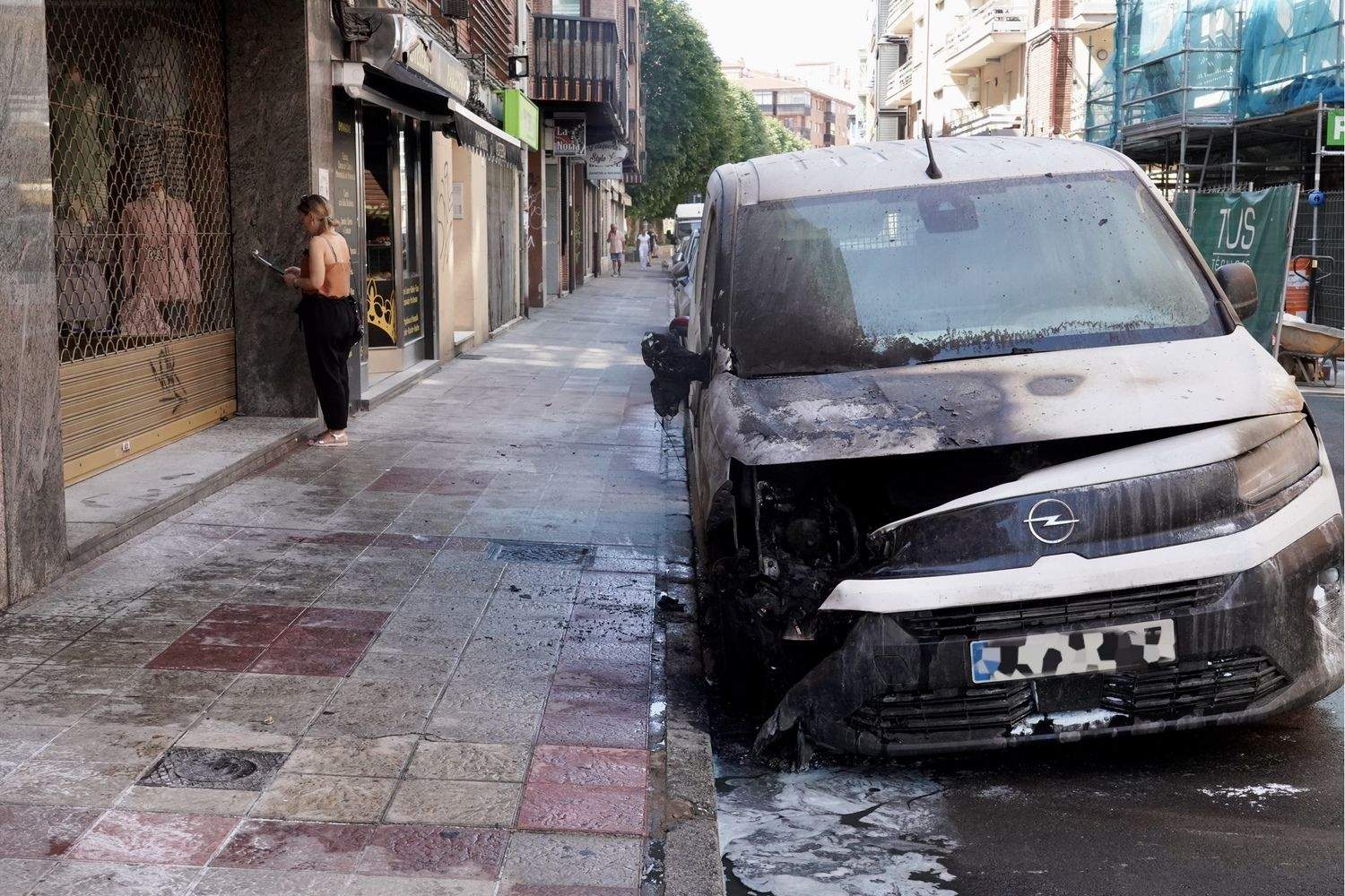 Incendio de una furgoneta estacionada en la avenida de San Mamés de León | Campillo / ICAL