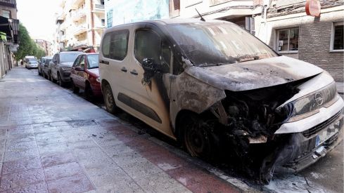 Incendio de una furgoneta estacionada en la avenida de San Mamés de León | Campillo / ICAL