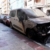 Incendio de una furgoneta estacionada en la avenida de San Mamés de León | Campillo / ICAL