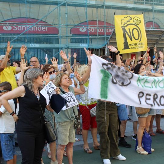 Concentración contra la construcción de la planta de biomasa de la Red de Calor de León Concentración contra la construcción de la planta de biomasa de la Red de Calor de León