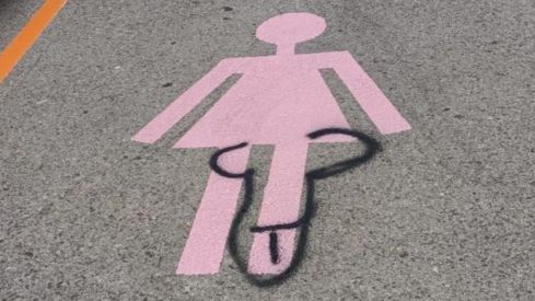 Vandalizan la señalización de las nuevas plazas para mujeres en la Explanada de los Pendones Leoneses