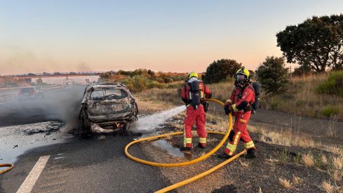 Arde un vehículo con siete ocupantes en la A-66 a la altura de Ardón (León)