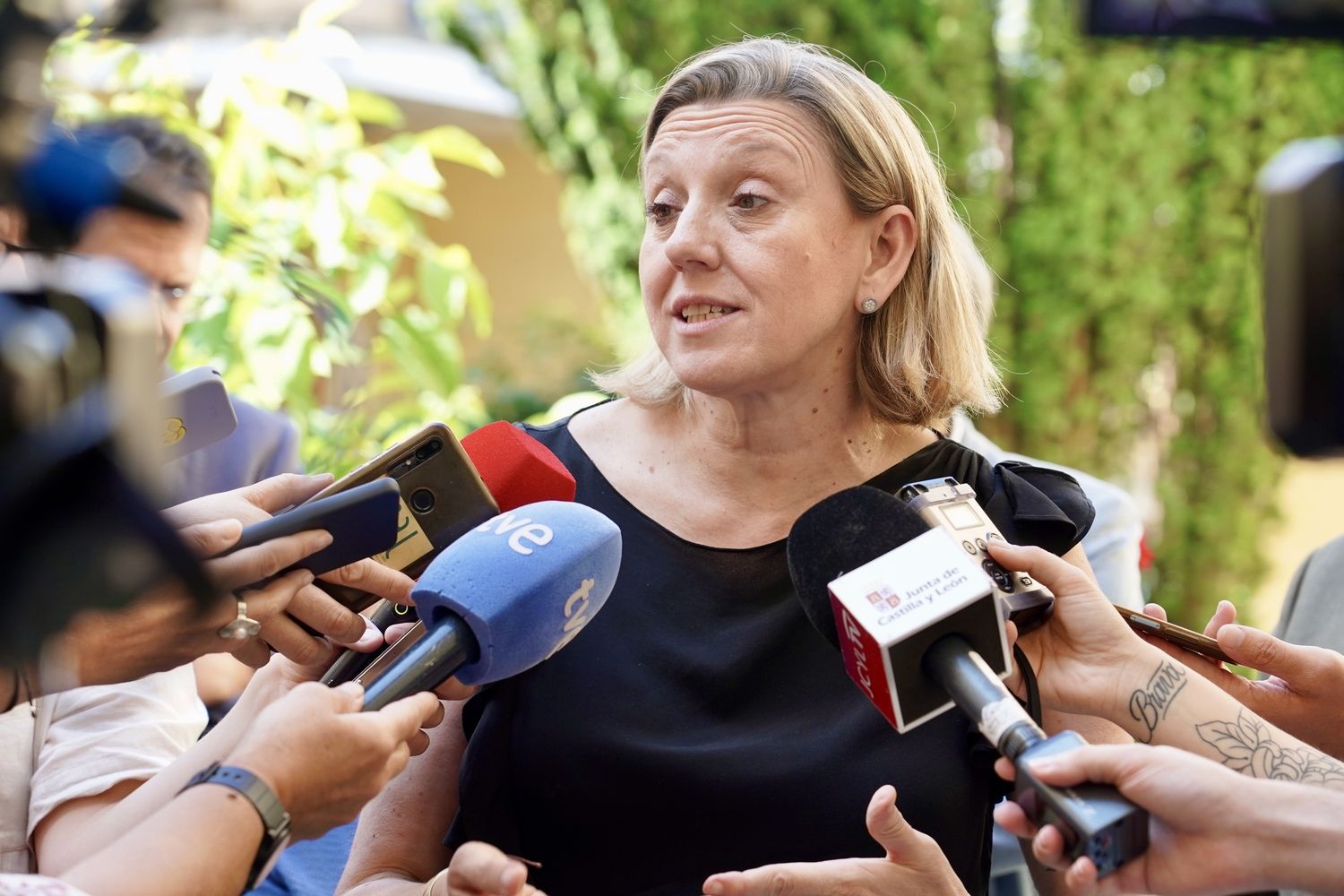 La vicepresidenta de la Junta y consejera de Familia e Igualdad de Oportunidades visita un centro social de Cáritas Diocesana de Astorga | Campillo / ICAL