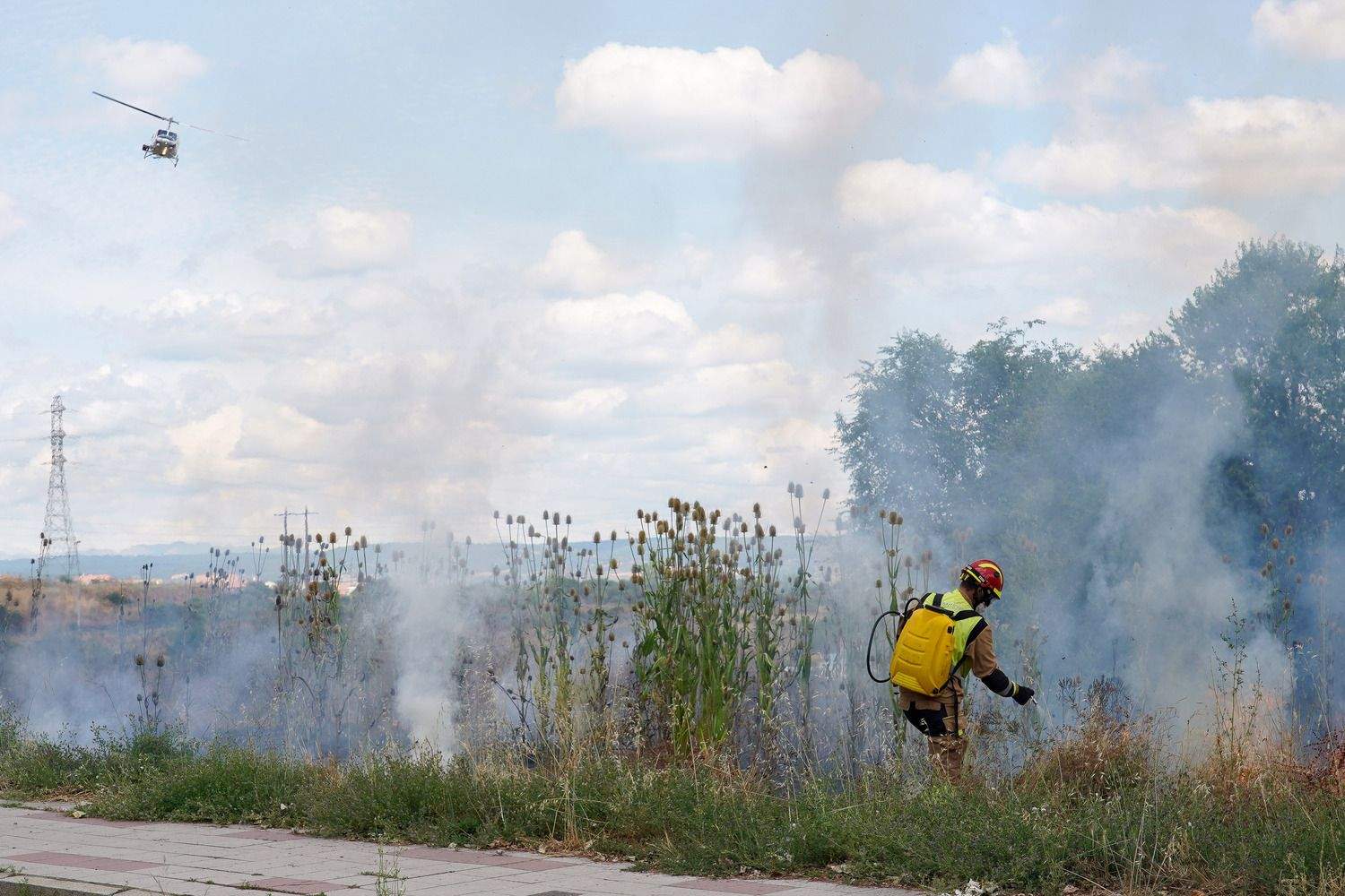 Intervención en el incendio en las proximidades del Hospital de León | Campillo / ICAL Intervención en el incendio en las proximidades del Hospital de León | Campillo / ICAL
