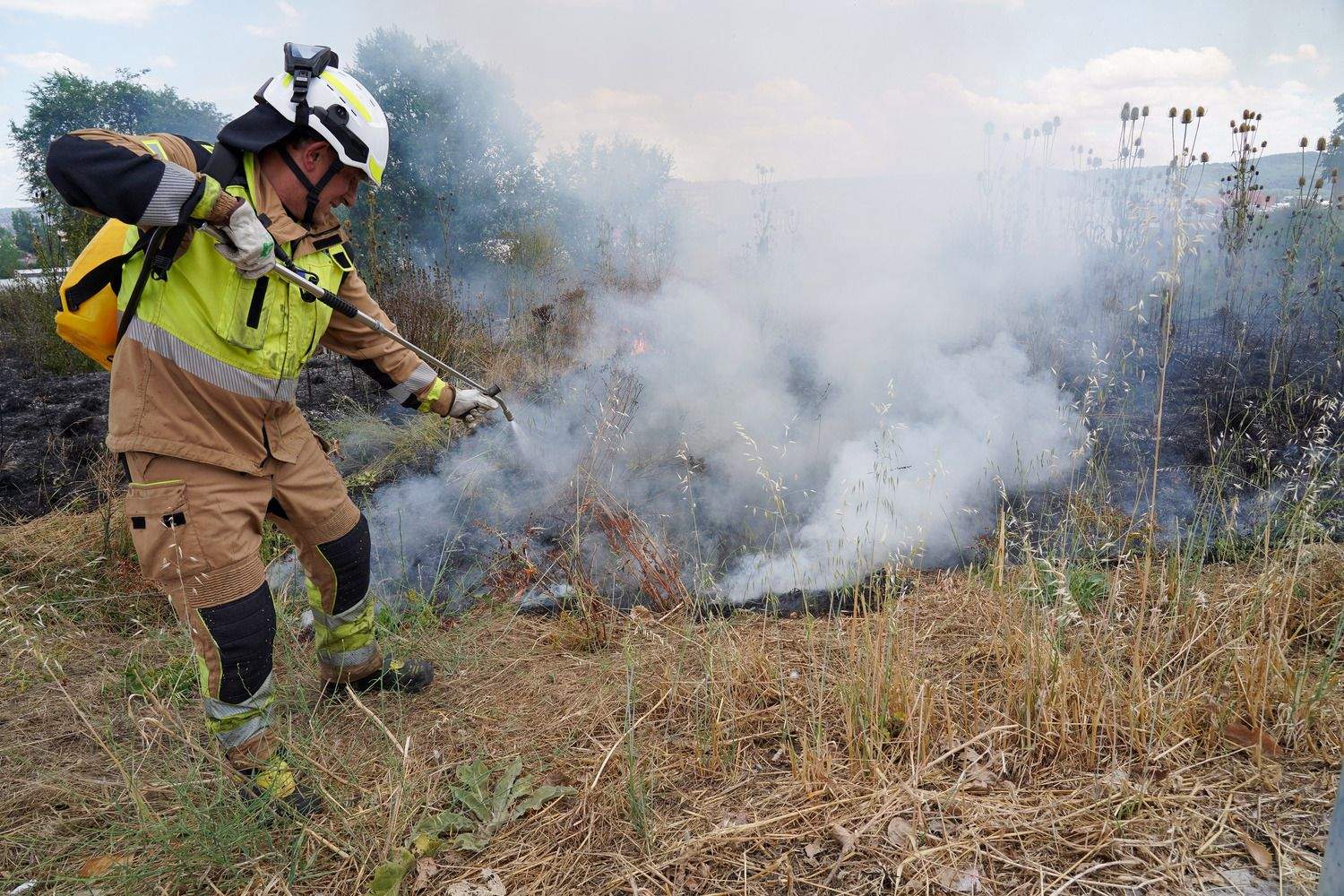 Intervención en el incendio en las proximidades del Hospital de León | Campillo / ICAL Intervención en el incendio en las proximidades del Hospital de León | Campillo / ICAL