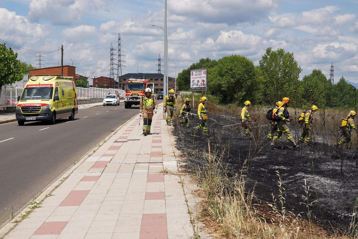 Intervención en el incendio en las proximidades del Hospital de León | Campillo / ICAL Intervención en el incendio en las proximidades del Hospital de León | Campillo / ICAL