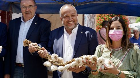 El vicepresidente de la Diputación, Roberto Aller (UPL); el presidente de la Diputación de León, Gerardo Álvarez Courel (PSOE) y Nuria Rubio en la inauguración de la Feria del Ajo de Santa Marina del Rey (León) | Campillo / ICAL