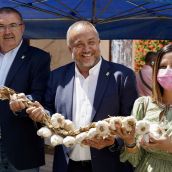 El vicepresidente de la Diputación, Roberto Aller (UPL); el presidente de la Diputación de León, Gerardo Álvarez Courel (PSOE) y Nuria Rubio en la inauguración de la Feria del Ajo de Santa Marina del Rey (León) | Campillo / ICAL