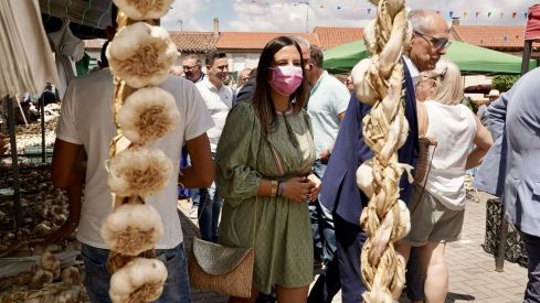 Nuria Rubio durante la inauguración de la Feria del Ajo de Santa Marina del Rey (León) | Campillo / ICAL