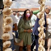 Nuria Rubio durante la inauguración de la Feria del Ajo de Santa Marina del Rey (León) | Campillo / ICAL