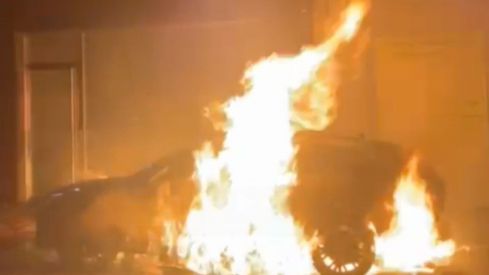 Último incendio de un coche en la calle Bernardo del Carpio de León