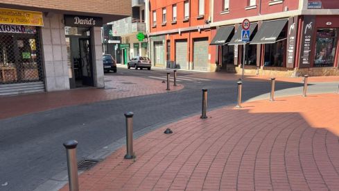 UPL exige reponer los bolardos de la plaza del Congreso Eucarístico para evitar aparcamientos ilegales