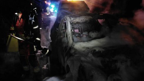 Un coche acaba calcinado en la N-120 a la altura de Calzada del Coto (León)