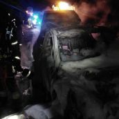 Un coche acaba calcinado en la N-120 a la altura de Calzada del Coto (León)