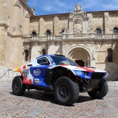 Este es el coche con el que el aventurero leonés Jesús Calleja participará en el Dakar 2026 (2