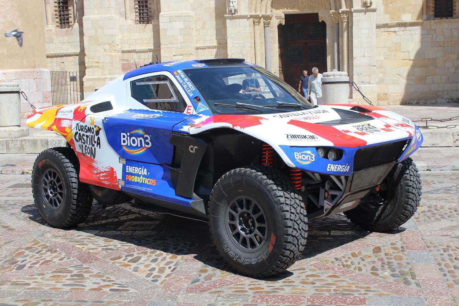 Este es el coche con el que el aventurero leonés Jesús Calleja participará en el Dakar 2026 (