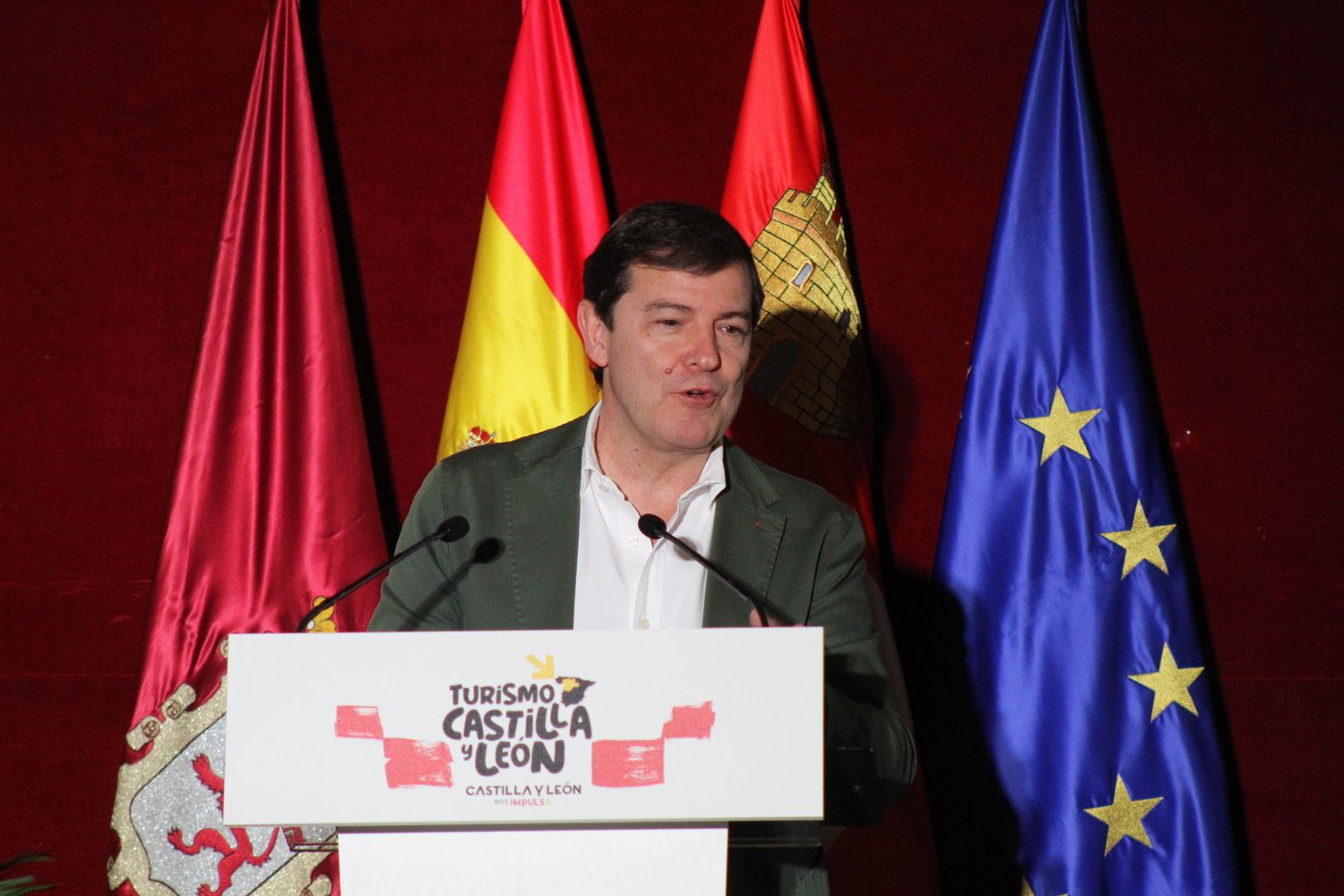 Alfonso Fernández Mañueco durante la presentación del coche con el que el leonés Jesús Calleja participará en el Dakar 2026