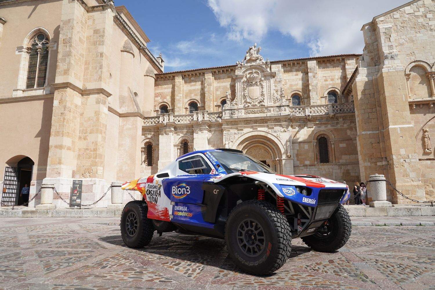 Presentación del vehículo con el que Jesús Calleja participará en el Dakar 2026 | Campillo / ICAL