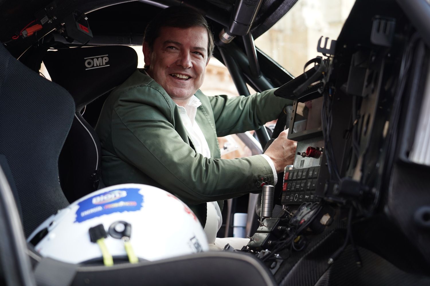 Presentación del vehículo con el que Jesús Calleja participará en el Dakar 2026 | Campillo / ICAL