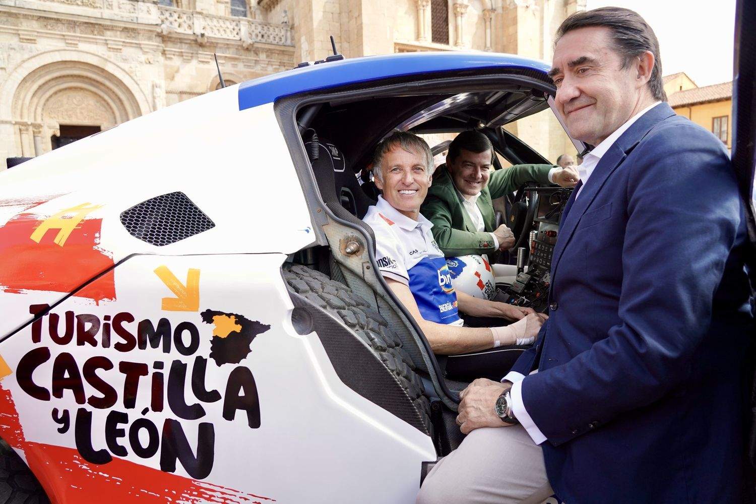 Presentación del vehículo con el que Jesús Calleja participará en el Dakar 2026 | Campillo / ICAL