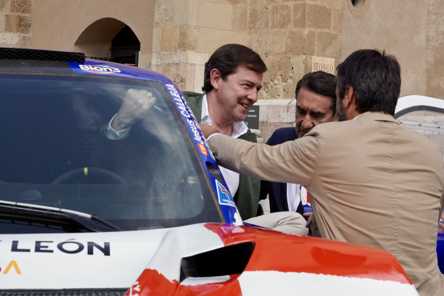 Presentación del vehículo con el que Jesús Calleja participará en el Dakar 2026 | Campillo / ICAL