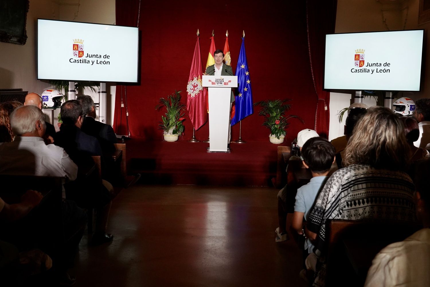 Presentación del vehículo con el que Jesús Calleja participará en el Dakar 2026 | Campillo / ICAL