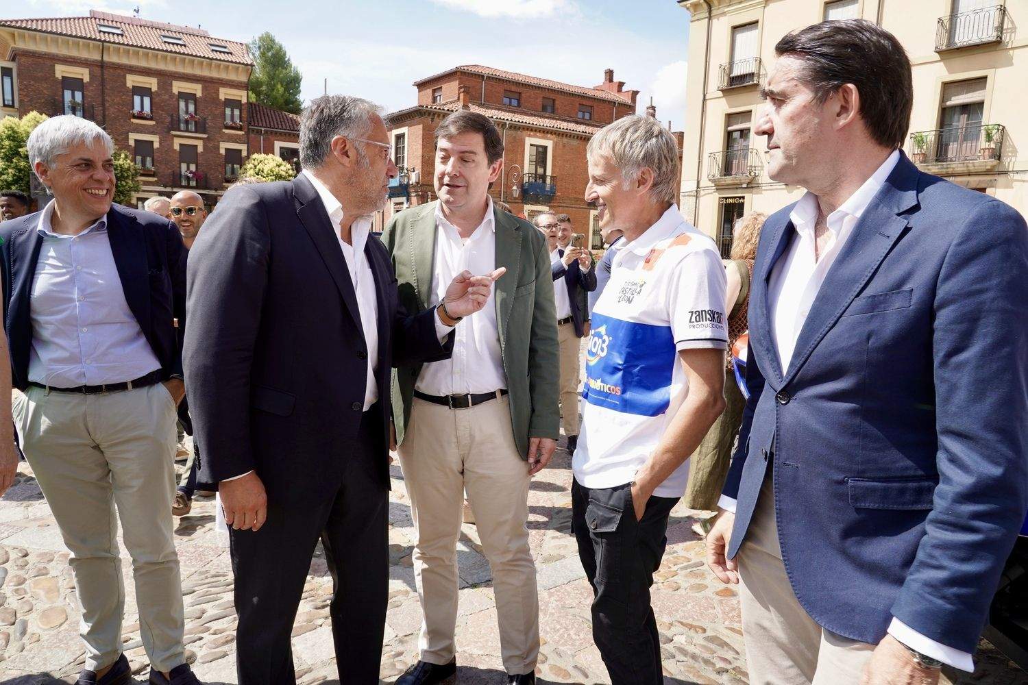 Presentación del vehículo con el que Jesús Calleja participará en el Dakar 2026 | Campillo / ICAL