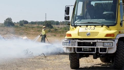 Medios terrestres sofocan un incendio junto al cementerio de Trobajo del Camino | Campillo / ICAL
