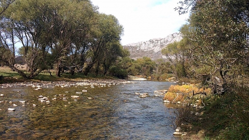 Rio Luna a su paso por León, Fotografía procedente de WikiPedia Rodelar CC BY-SA 4.0 | Rescatadas 6 personas, 4 de ellas menores, tras caer dos canoas al río Luna en La Magdalena (León)