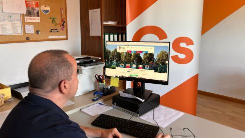 El portavoz de Ciudadanos x San Andrés accediendo a la web municipal