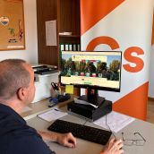 El portavoz de Ciudadanos x San Andrés accediendo a la web municipal