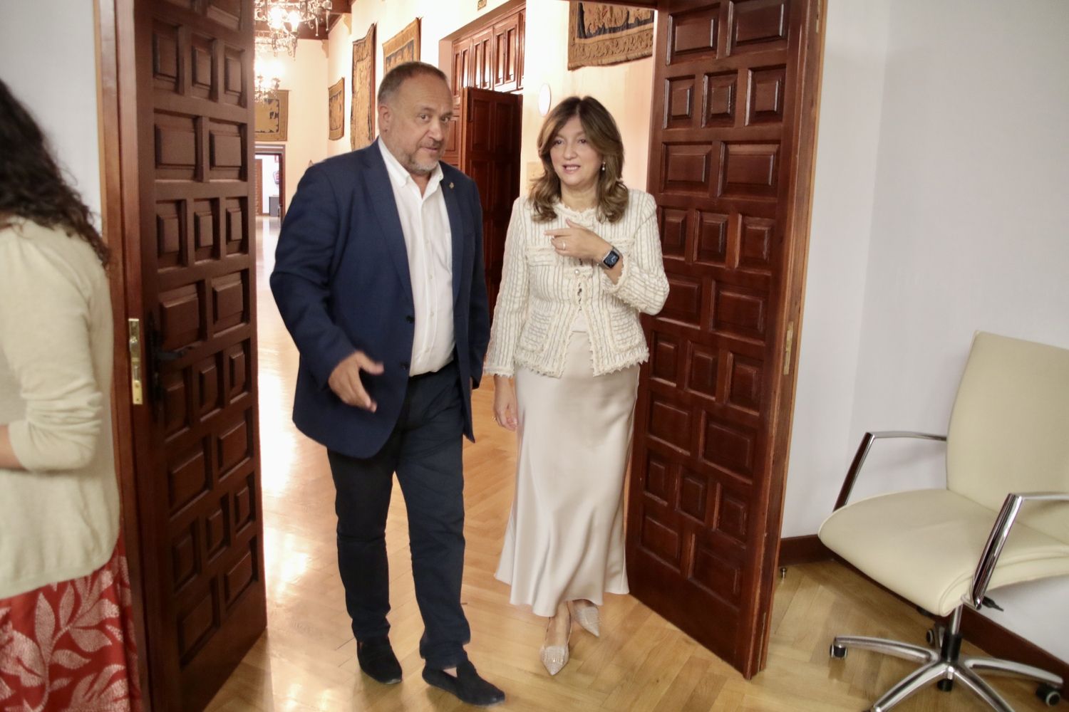 Gerardo Álvarez Courel y Nuria González en la firma de un convenio sobre arqueología entre la Diputación y la Universidad de León | Peio García / ICAL