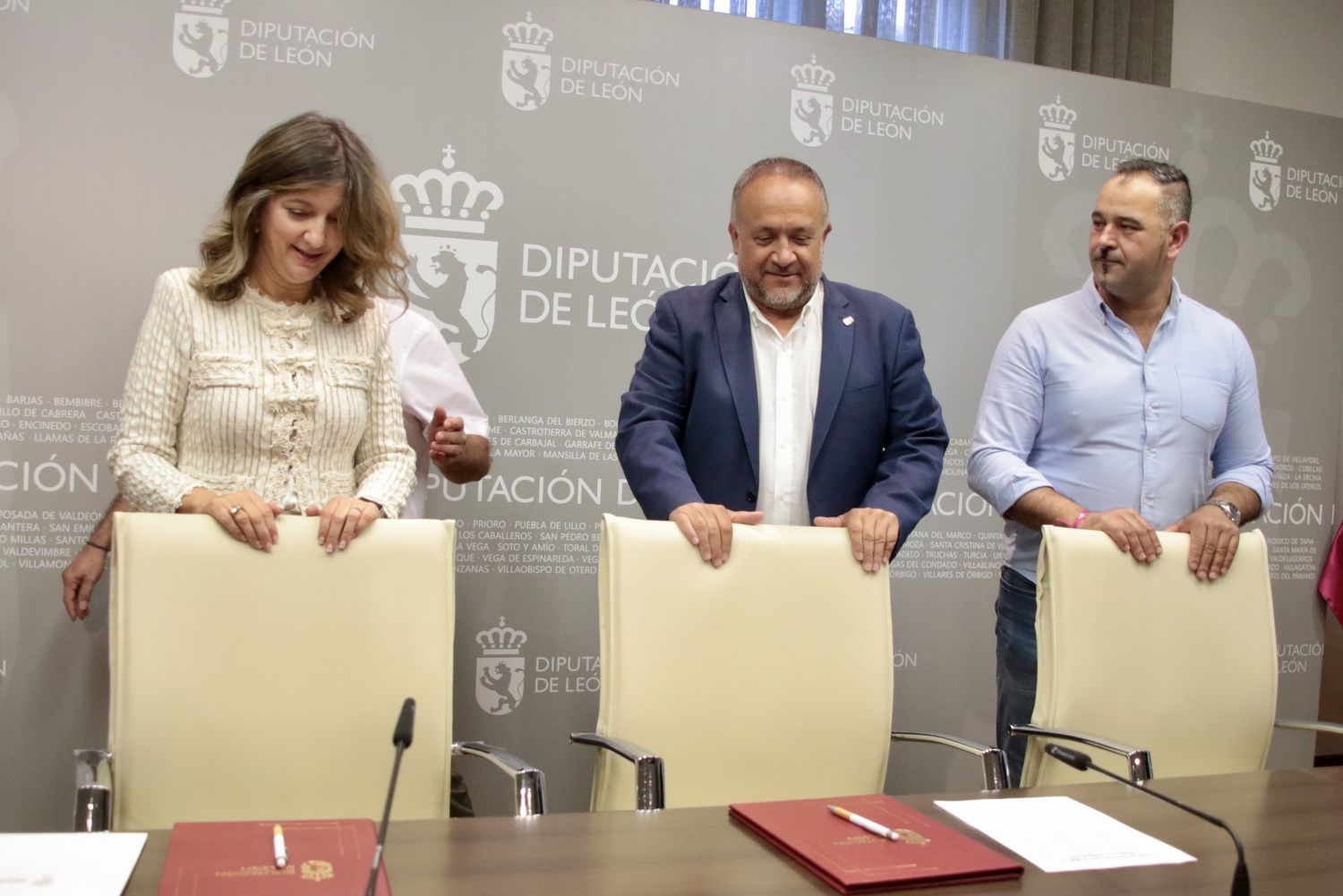  Nuria González, Gerardo Álvarez Courel y Emilio Martínez en la firma de un convenio sobre arqueología entre la Diputación y la Universidad de León | Peio García / ICAL
