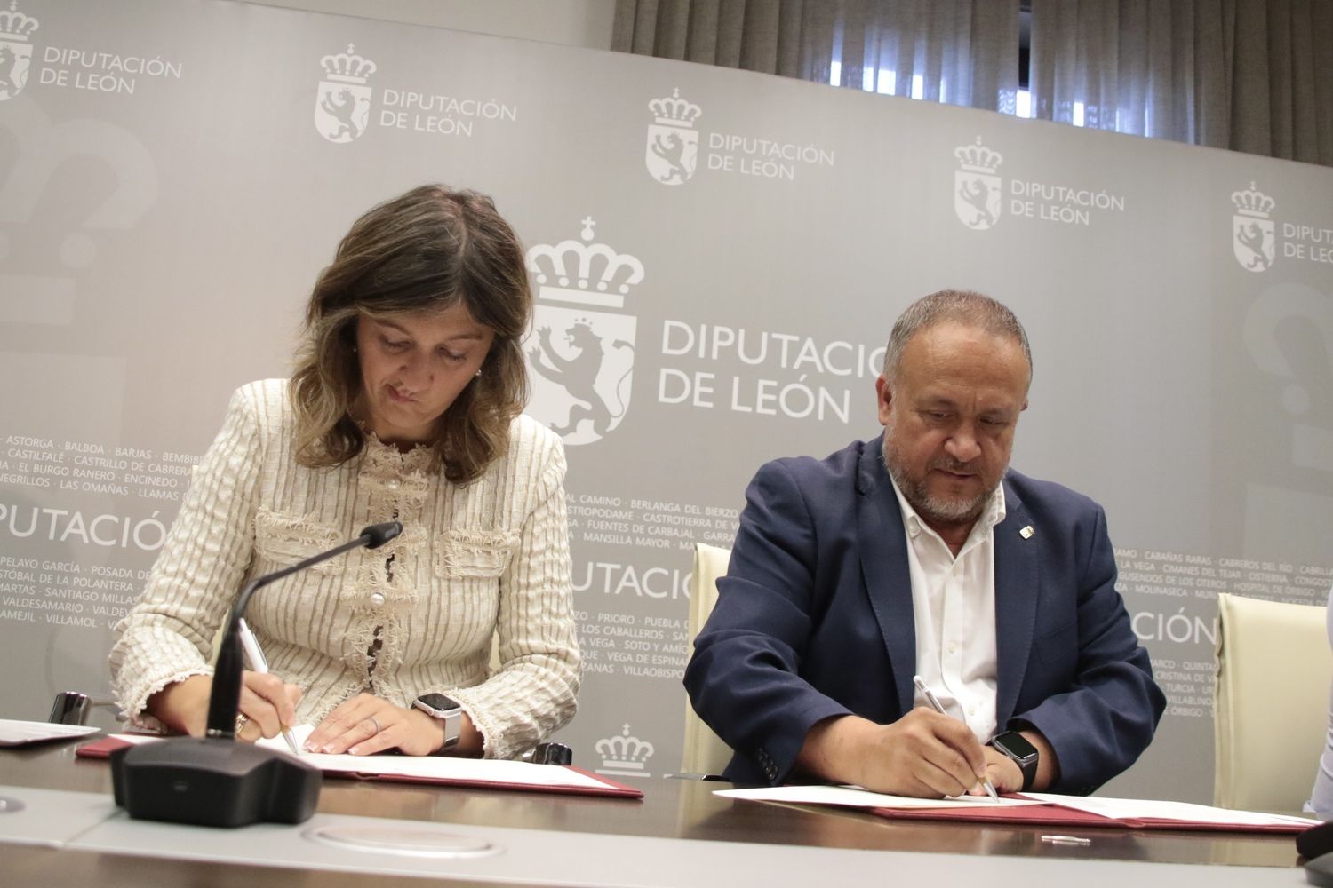 Nuria González y Gerardo Álvarez Courel en la firma de un convenio sobre arqueología entre la Diputación y la Universidad de León | Peio García / ICAL