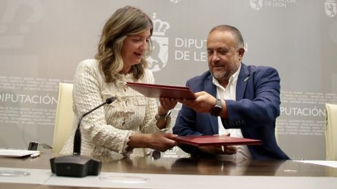 Nuria González y Gerardo Álvarez Courel en la firma de un convenio sobre arqueología entre la Diputación y la Universidad de León | Peio García / ICAL Nuria González y Gerardo Álvarez Courel en la firma de un convenio sobre arqueología entre la Diputación y la Universidad de León | Peio García / ICAL