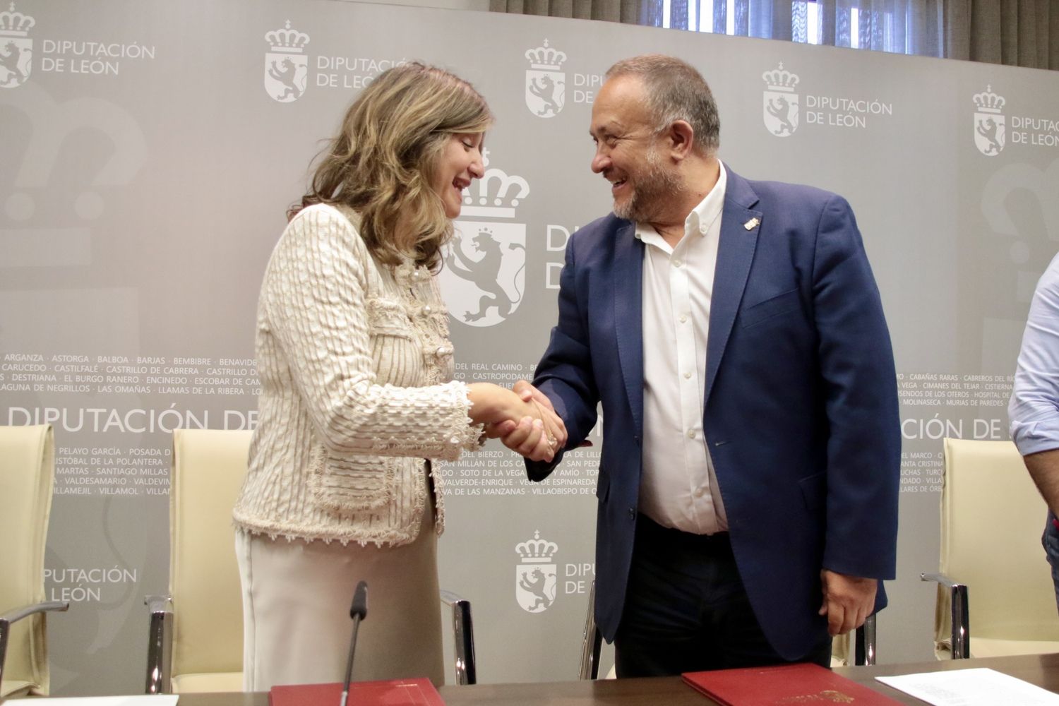 Nuria González y Gerardo Álvarez Courel en la firma de un convenio sobre arqueología entre la Diputación y la Universidad de León | Peio García / ICAL