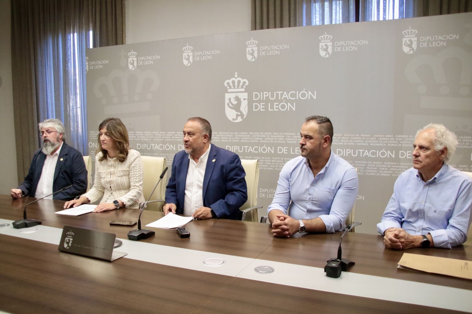 Nuria González y Gerardo Álvarez Courel en la firma de un convenio sobre arqueología entre la Diputación y la Universidad de León | Peio García / ICAL