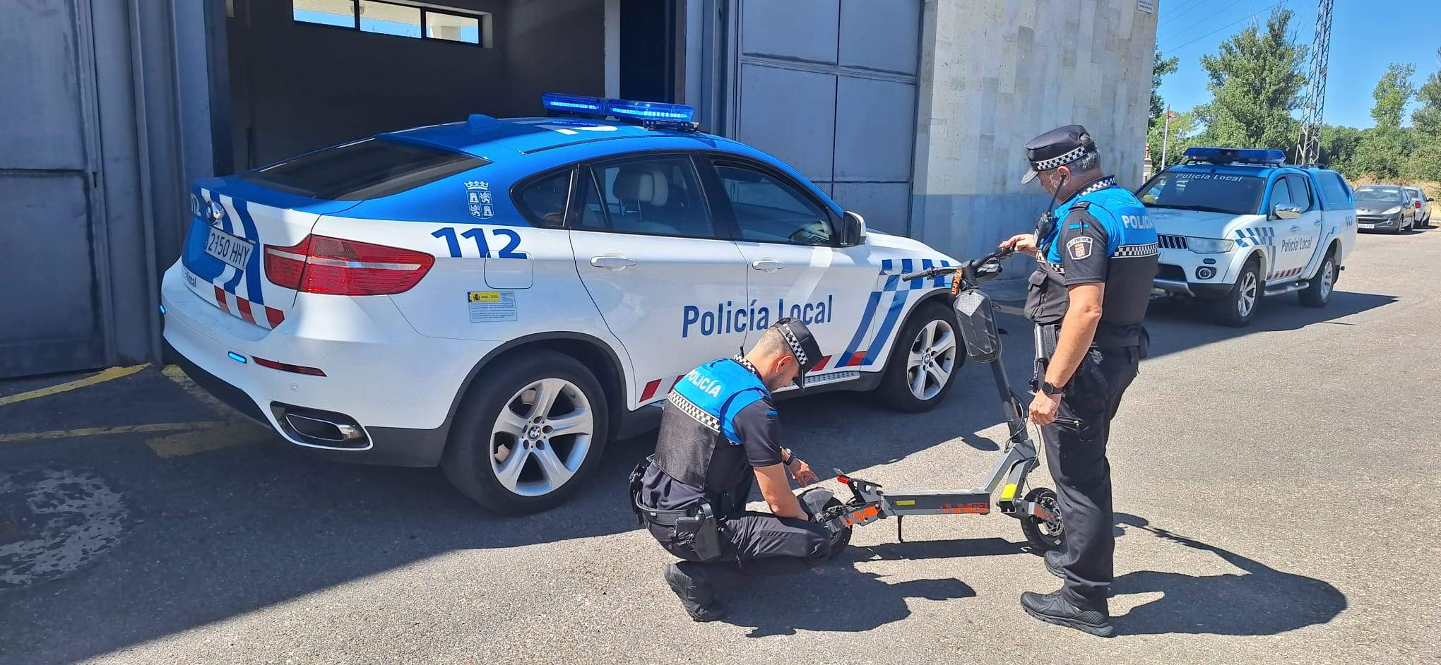 Policía Local de San Andrés del Rabanedo tras la intervención relacionada con patinetes