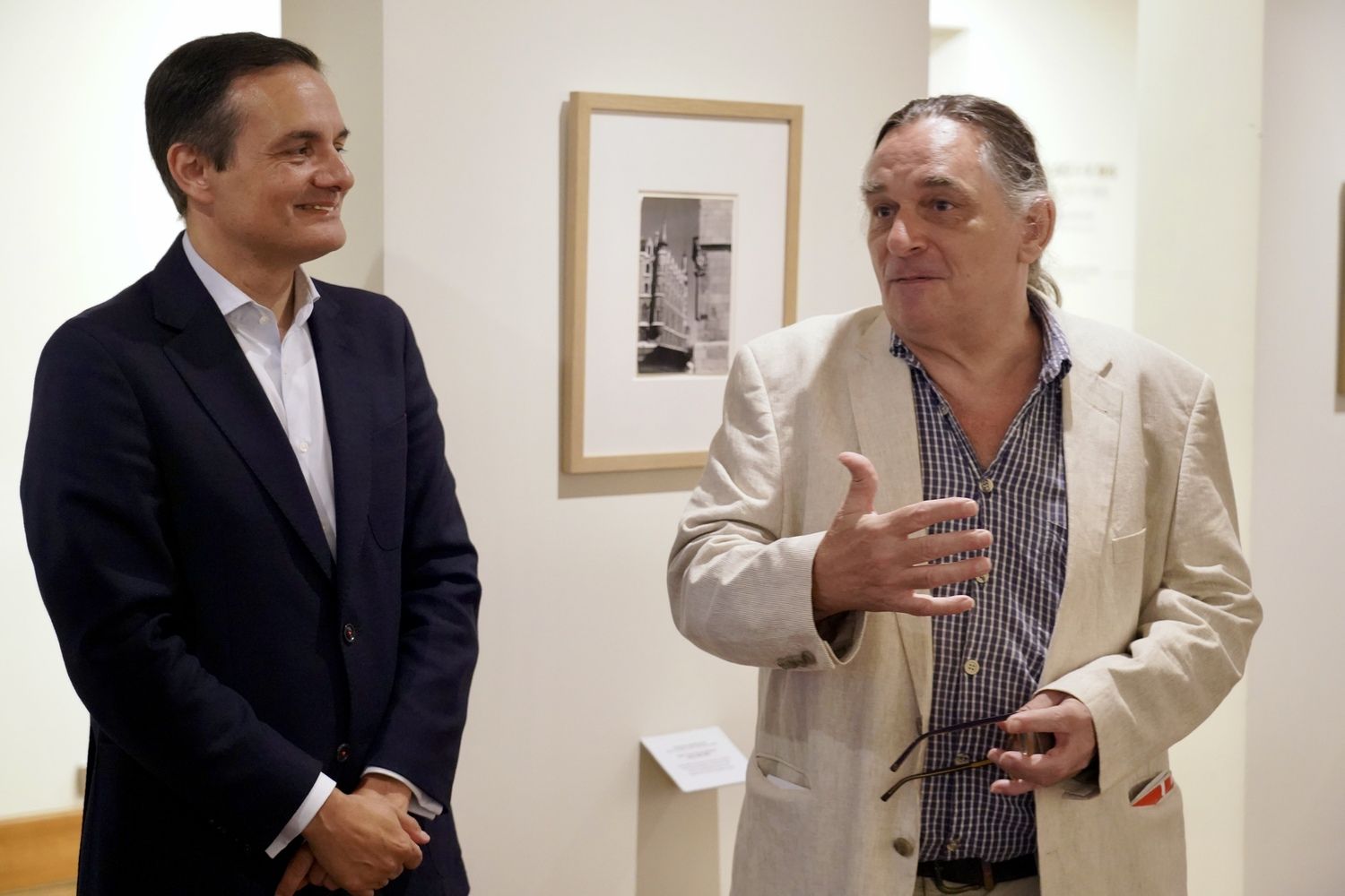 El hijo de Catalá-Roca, Andreu Catalá, junto al director del museo, Raúl Fernández Sobrino, en la presentación de la exposición de las fotografías que Català-Roca hizo en León en el Museo Casa Botines Gaudí | Campillo / ICAL 
