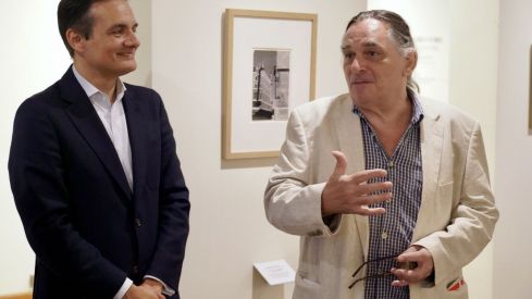 El hijo de Catalá-Roca, Andreu Catalá, junto al director del museo, Raúl Fernández Sobrino, en la presentación de la exposición de las fotografías que Català-Roca hizo en León en el Museo Casa Botines Gaudí | Campillo / ICAL 