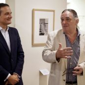 El hijo de Catalá-Roca, Andreu Catalá, junto al director del museo, Raúl Fernández Sobrino, en la presentación de la exposición de las fotografías que Català-Roca hizo en León en el Museo Casa Botines Gaudí | Campillo / ICAL 