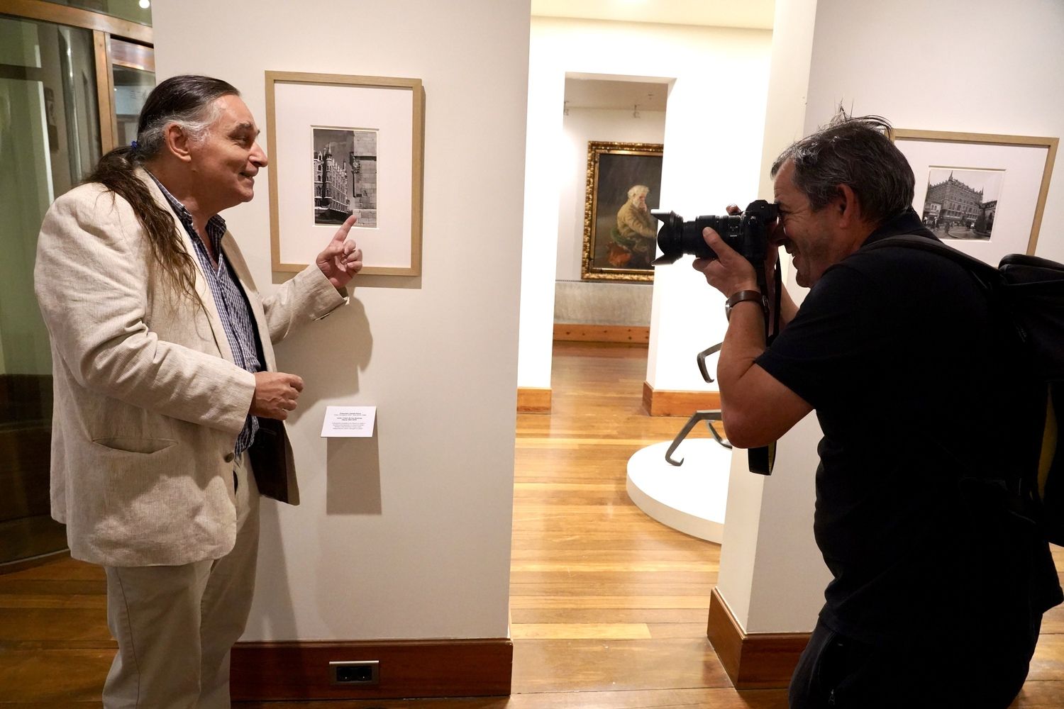 El hijo de Catalá-Roca, Andreu Catalá en la presentación de la exposición de las fotografías que Català-Roca hizo en León en el Museo Casa Botines Gaudí | Campillo / ICAL 