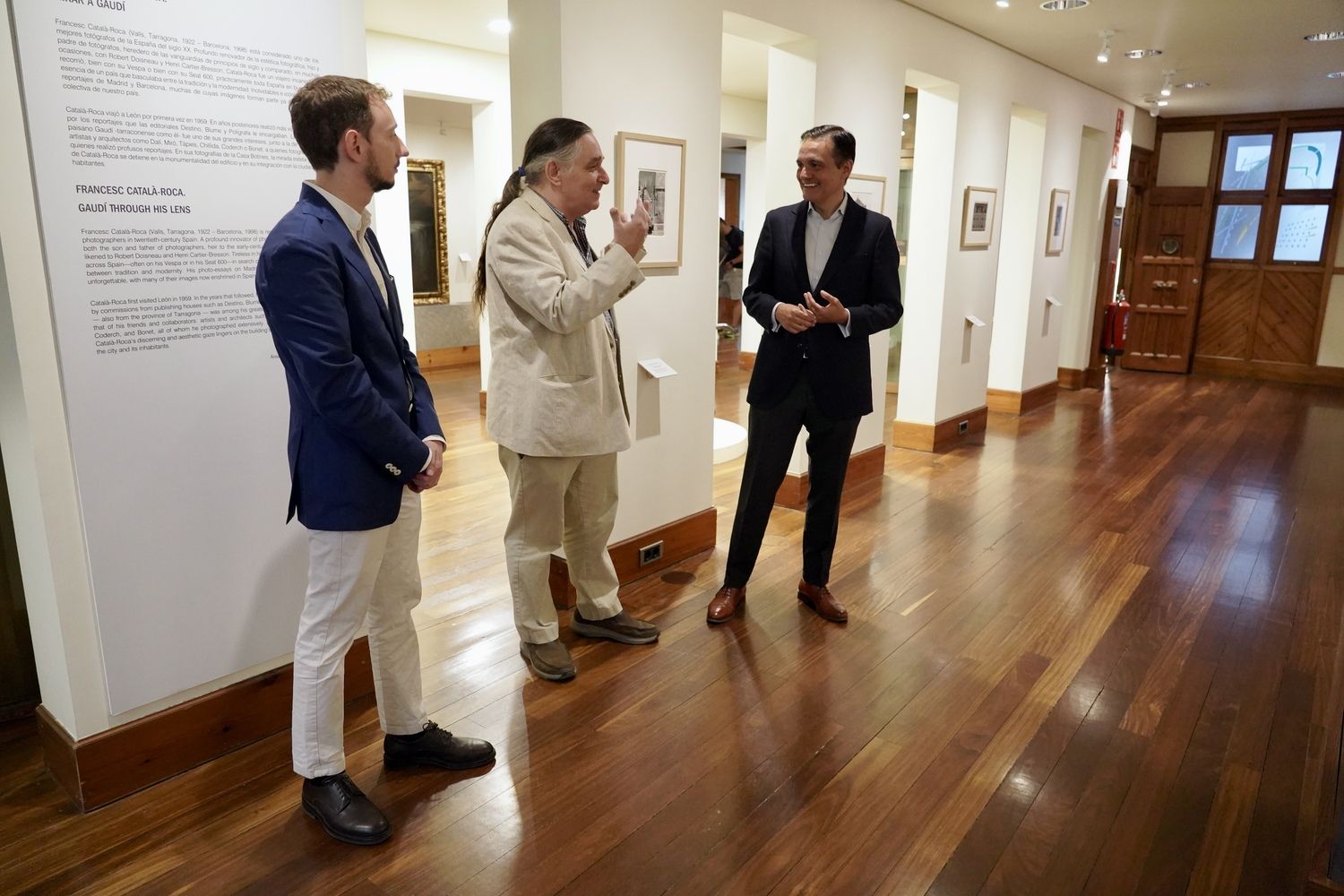 El hijo de Catalá-Roca, Andreu Catalá, junto al director del museo, Raúl Fernández Sobrino y el conservador jefe, Carlos Varela en la presentación de la exposición de las fotografías que Català-Roca hizo en León en el Museo Casa Botines Gaudí| Campillo / ICAL 