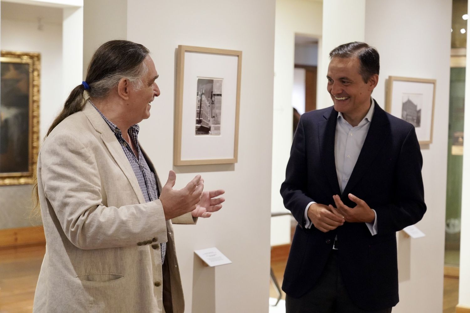 El hijo de Catalá-Roca, Andreu Catalá en la presentación de la exposición de las fotografías que Català-Roca hizo en León en el Museo Casa Botines Gaudí | Campillo / ICAL 
