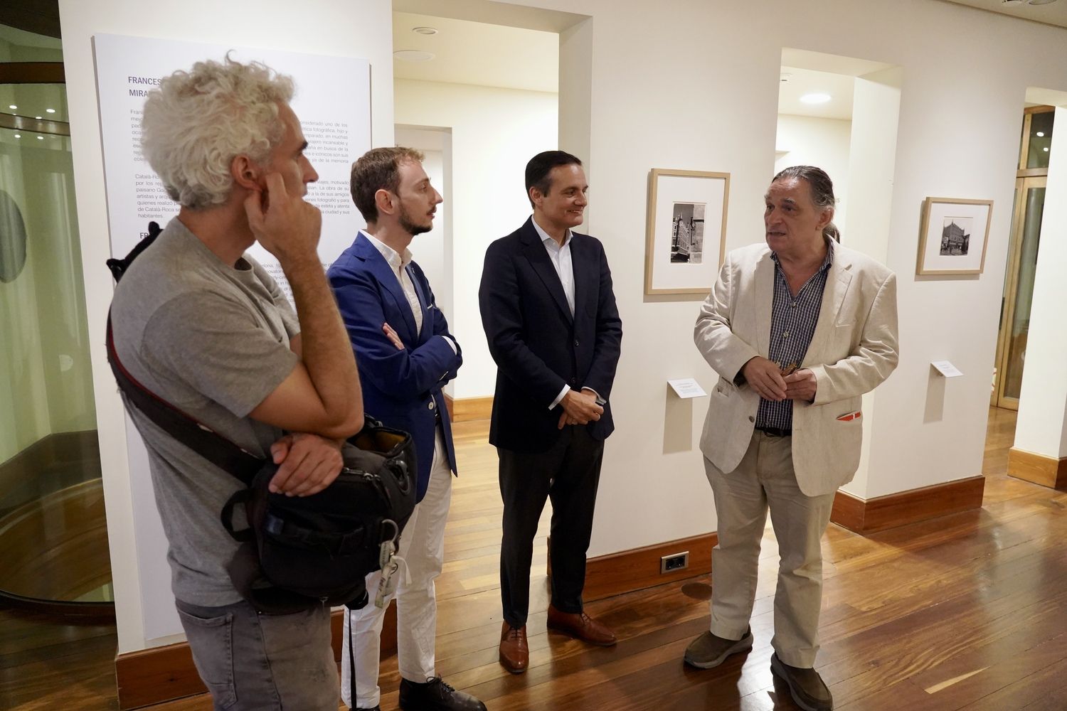 El hijo de Catalá-Roca, Andreu Catalá, junto al director del museo, Raúl Fernández Sobrino y el conservador jefe, Carlos Varela en la presentación de la exposición de las fotografías que Català-Roca hizo en León en el Museo Casa Botines Gaudí| Campillo / ICAL 