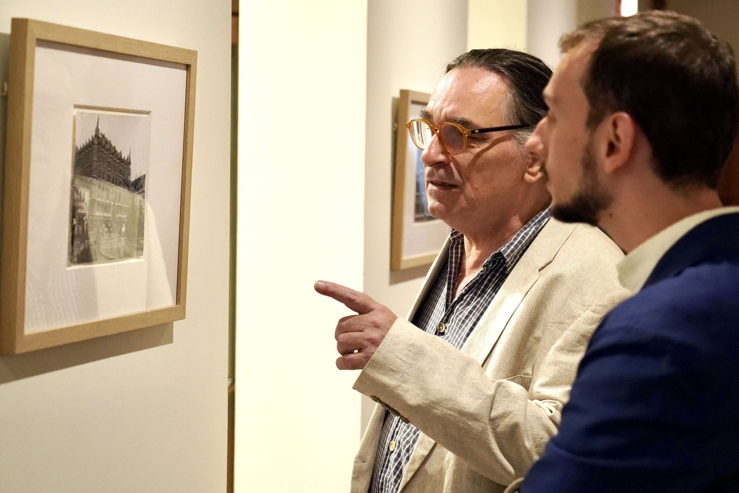 El hijo de Catalá-Roca, Andreu Catalá, junto al conservador jefe, Carlos Varela en la presentación de la exposición de las fotografías que Català-Roca hizo en León en el Museo Casa Botines Gaudí| Campillo / ICAL 