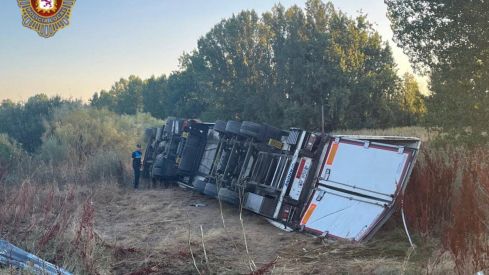 Herido después de salirse de la vía y volcar su camión en León | Policía Local de León