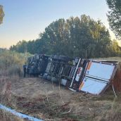 Herido después de salirse de la vía y volcar su camión en León | Policía Local de León