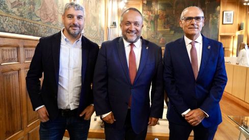 Javier Salgado González, Gerardo Álvarez Courel y Francisco Javier Álvarez en el pleno de la Diputación de León donde tomaron posesión como diputados | Campillo / ICAL